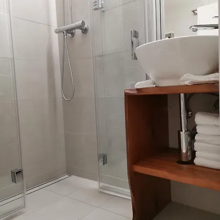 24-7 Long & Short Hotel *