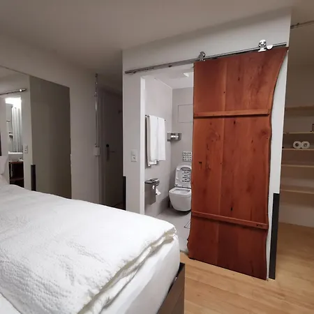 24-7 Long & Short Hotel *