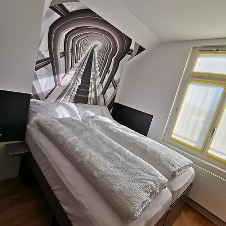 24-7 Long & Short Hotel *