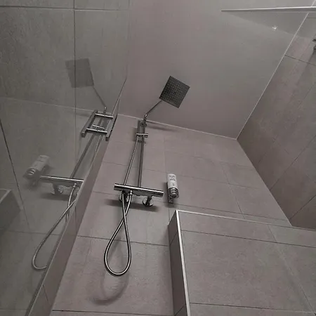 24-7 Long & Short Hotel *