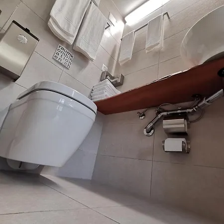 24-7 Long & Short Szálloda *