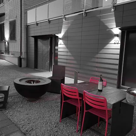 24-7 Long & Short Hotel
